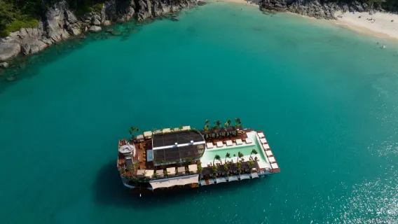 YONA Floating Sea Bar/Club/Piscina a Phuket, Thailandia