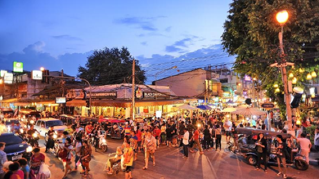 Tha Phae Walking Street(Sunday Night Market)