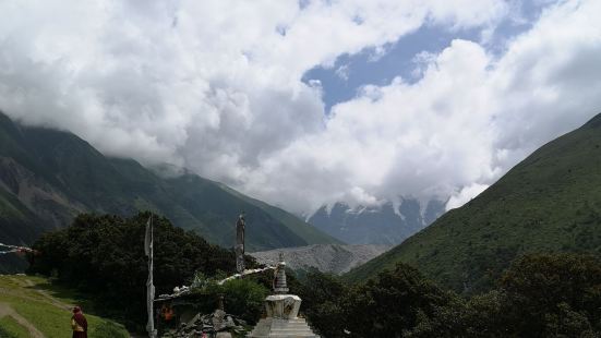 贡嘎寺面对贡嘎西南坡，如果没有云，可以看到贡嘎雪山、冰川、冰