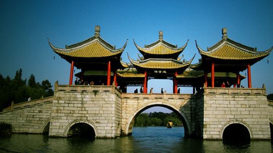 瘦西湖五亭桥，又名莲花桥，是中国江苏省扬州市境内的一座桥梁，