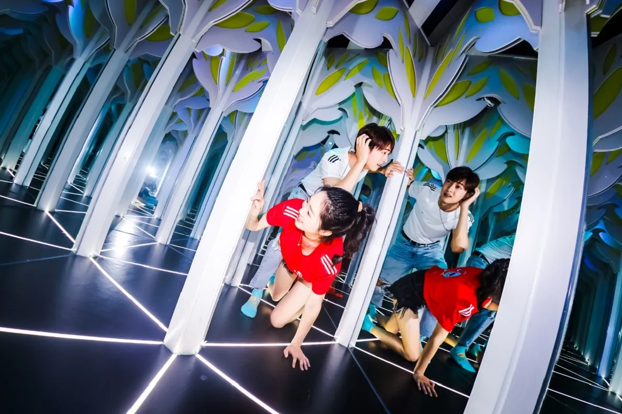 2_奇境迷宮探險館·復古輪滑·蹦床