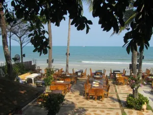 Coco51 Restaurant & Bar