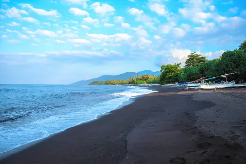 黑沙灘