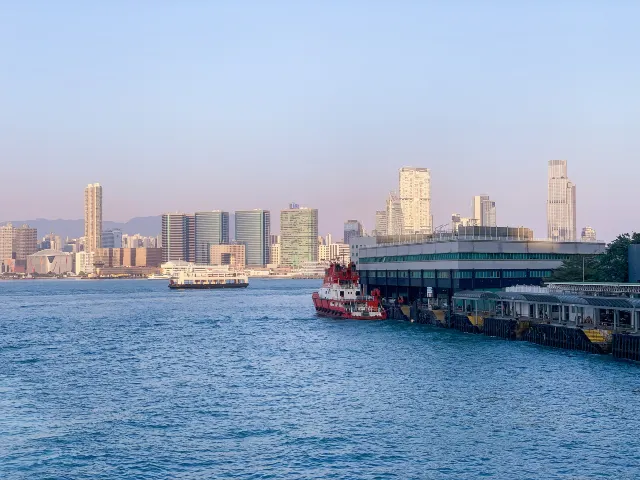 停靠在港澳碼頭旁的客輪