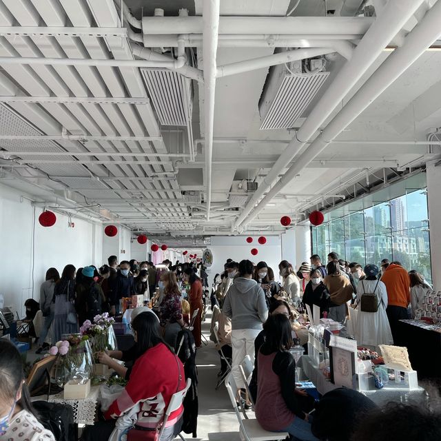 入去淺水灣呢個年宵市集chill下咯
