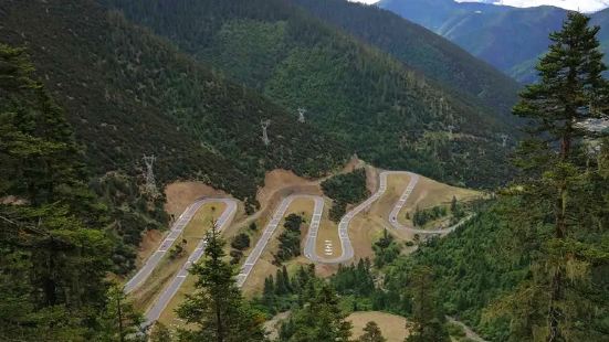 剪子弯山，海拔有4659米，位于雅江到理塘的盘山公路，藏语的