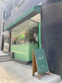 於高街半山腰有間綠色明亮既CAFE.