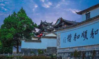 Hotels near Dujuanwang Ancient Wood Exposition Garden, Tengchong