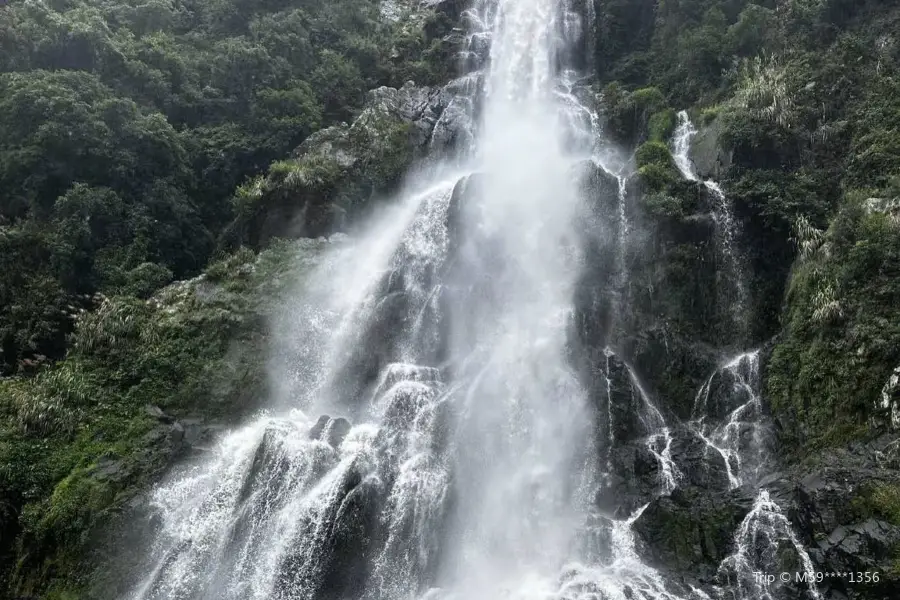 虹山瀑布