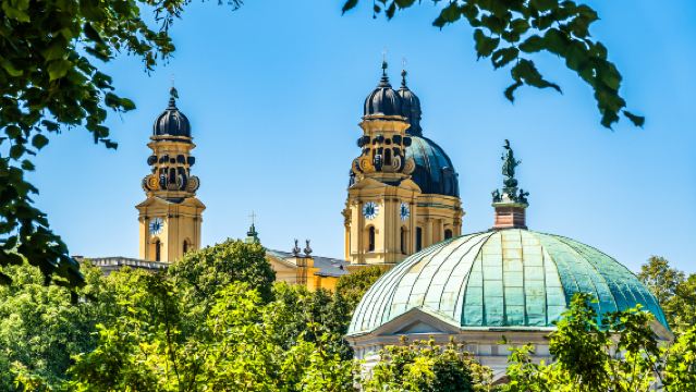 慕尼黑王宮+瑪利亞廣場+寶馬博物館+安聯球場+皇家啤酒屋一日