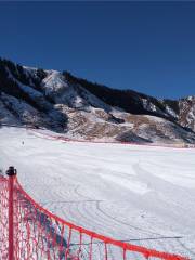 天山托峰滑雪場