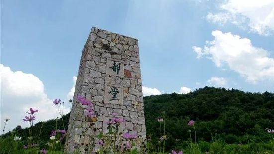 习惯了城市生活的我们，非常怀念小时候的篱笆墙，那个原生态的年