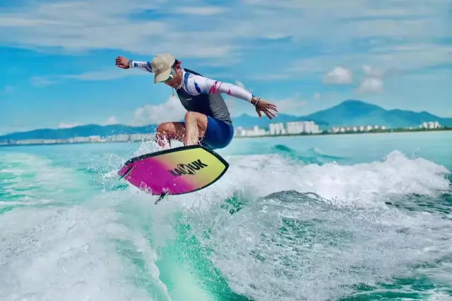 Wakesurfing in Sanya