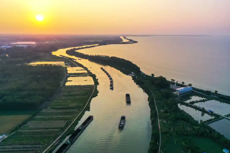 Hotels near Luoma Lake Wetland