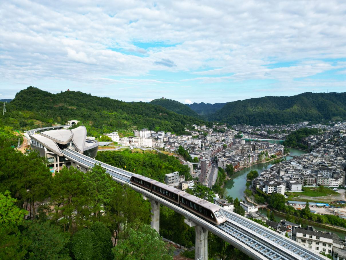 รถไฟแม่เหล็กไฟฟ้าเฟิ่งหวง (Fenghuang Maglev Express)