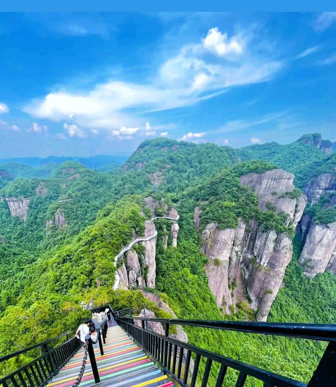 Discover the Breathtaking Ruyi Bridge in China Adorned with Pink