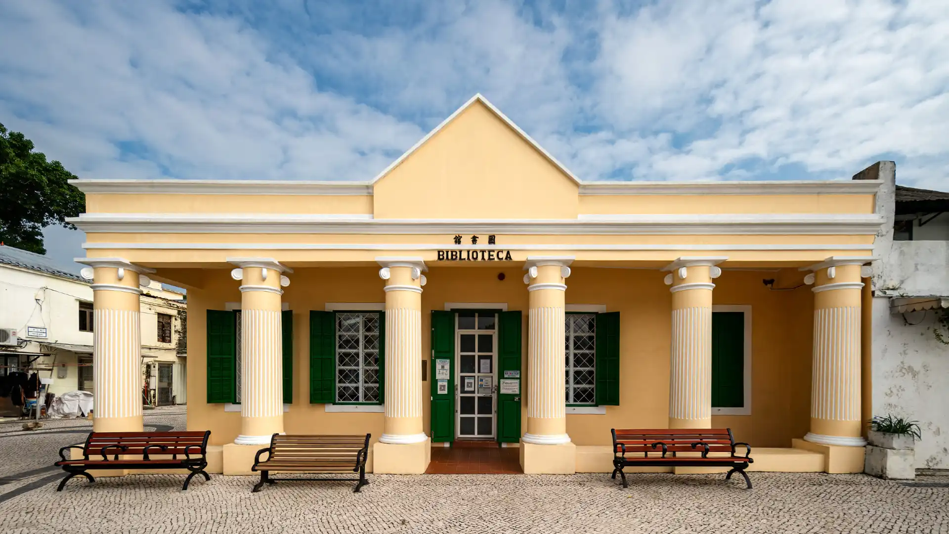 Hotels near Coloane Library