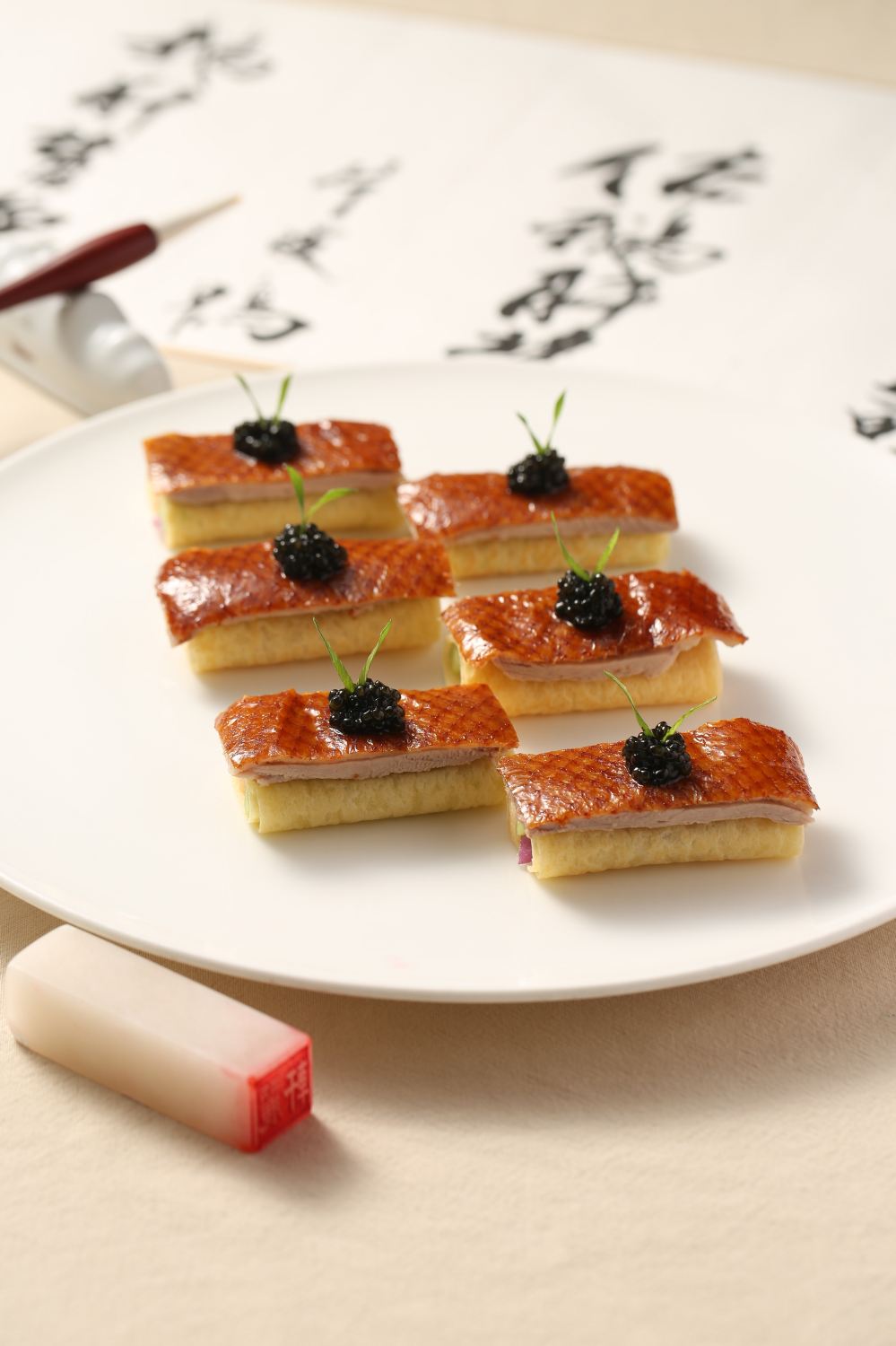 鱼籽琵琶片皮鸭佐鹅肝酱