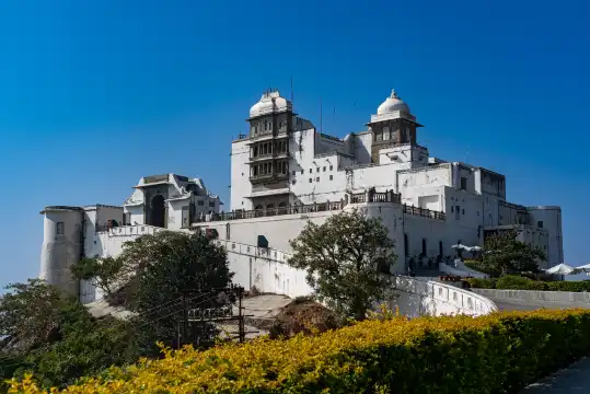 鄰近雨季宮殿的酒店
