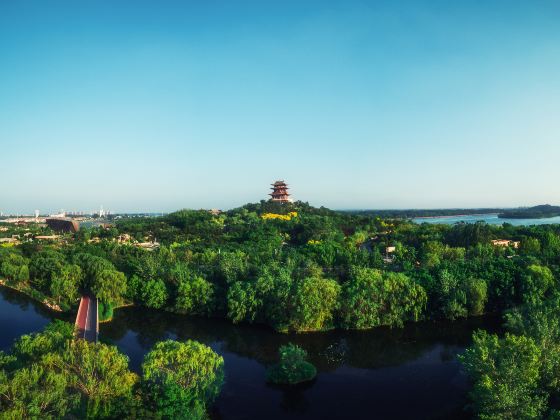 Longshan Park (Northeast Gate)