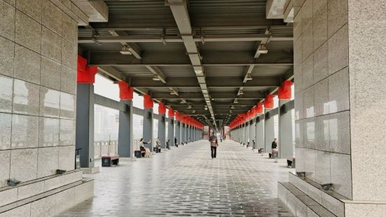 渭河原來水量充沛，古時渡口場面很大。現在修了古渡廊橋，分為上