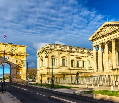 Отели рядом с достопримечательностью «Chateau de la Mogere»