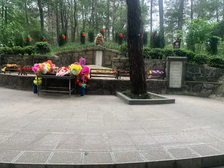 Hotels near Tomb of Mao Zedong's Parents
