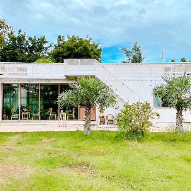 Nana Cafe & Restaurant