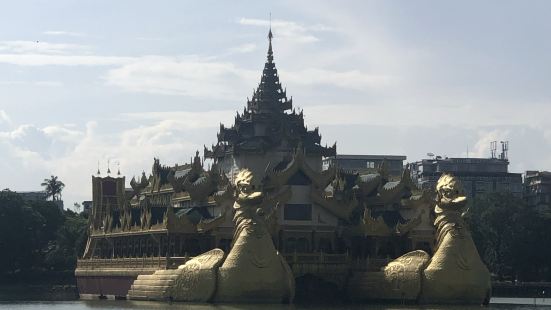 卡拉威宫又名鸳鸯船，位于缅甸首都仰光的皇家湖公园内，是缅甸的