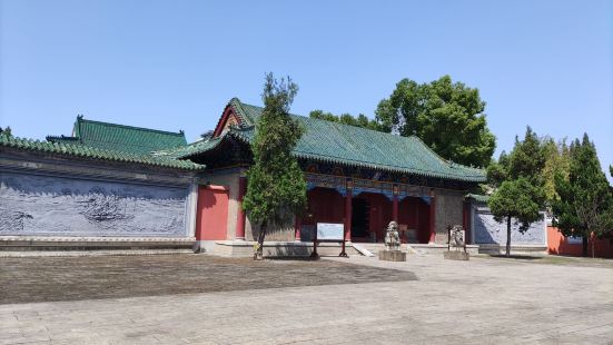 绿影壁是襄王府门外的一座龙壁，中国现存的四大龙壁之一，具有非
