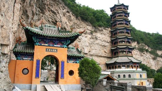 雲峰寺，原名抱腹寺，百餘處岩洞之首。名字就是因為這裏的形態相