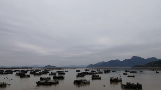 下车的地方正好有条小道直对海边，这个小村庄比想象中要宁静得多