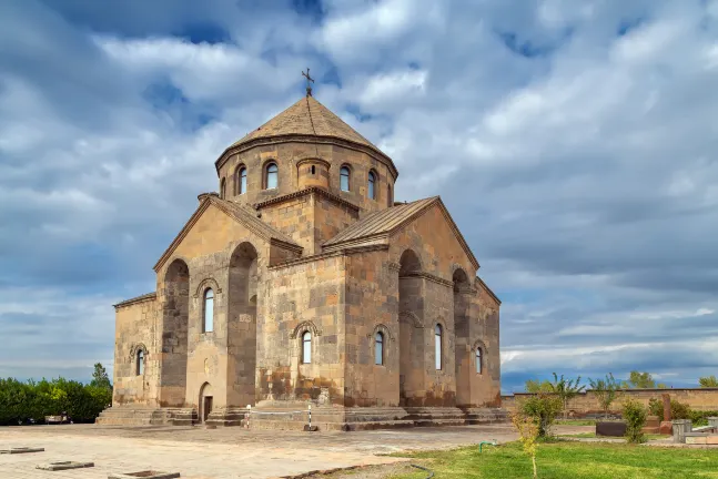 Զվարթնոց արգելոց թանգարան周辺のホテル