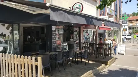 AU 4 Bar Brasserie in エピナル