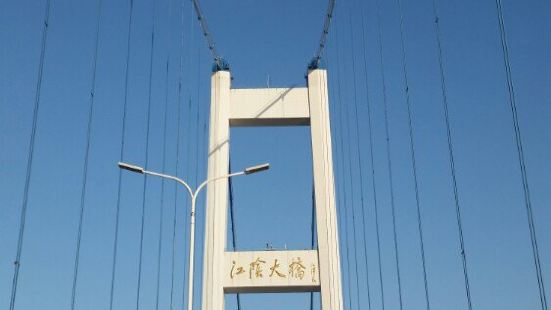 江阴长江大桥连接了无锡江阴与泰州靖江，桥长约五公里，是京沪高