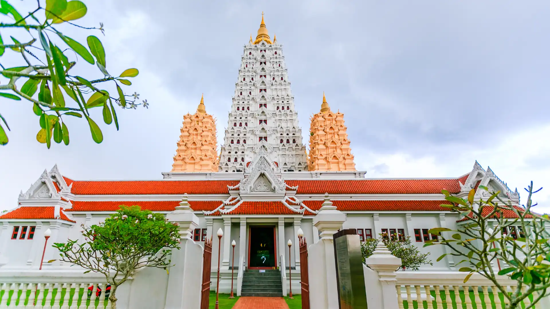 Hotels near Wat Yansangwararam