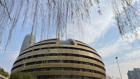 河南艺术中心五个椭圆体的长轴汇集于一个中心，意寓着郑州市作为