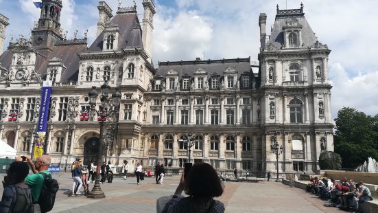 巴黎市政府大楼位于巴黎市中心圣母院北部塞纳河畔，是在1871