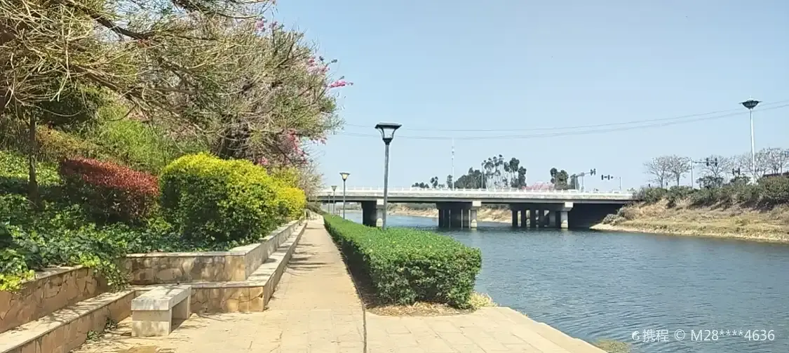 Hotels near Luliangxian Binjiang Park