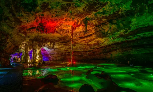 Shi Er Bei Hou Underground Crack Scenic Spot