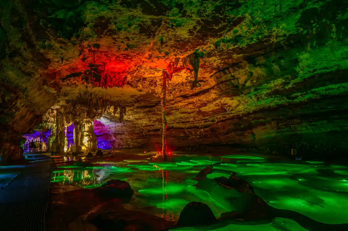 Hotels near Shi Er Bei Hou Underground Crack Scenic Spot