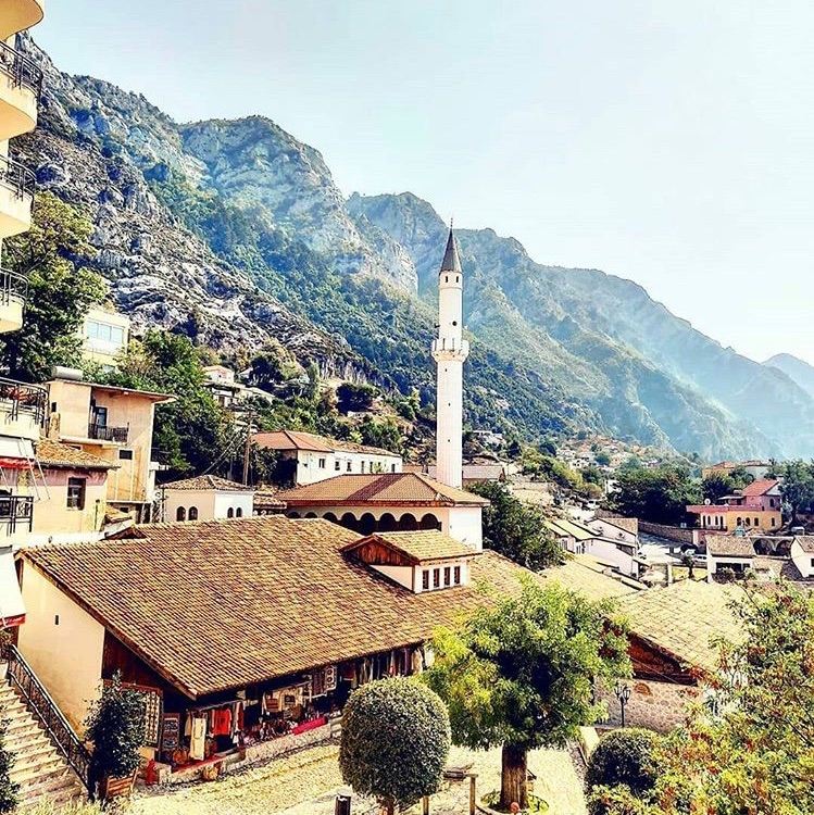 #tripaway Kruja เป็นเมืองที่เต็มไปด้วยประวัติศาสตร์และประเพณี เป็นบ้านของผู้รักชาติและเป็นศูนย์กลางของการประกาศอิสรภาพของแอลเบเนียจากจักรวรรดิออตโตมัน ที่นี่เองที่ Gjergj Kastriot Skanderbeg วีรบุรุษประจำชาติที่ยิ่งใหญ่ที่สุดของแอลเบเนีย ปกป้องประเทศจากการรุกรานของออตโตมัน พิพิธภัณฑ์แห่งชาติที่อุทิศให้กับวีรบุรุษตั้งอยู่ในปราสาท Kruja ที่มีชื่อเสียง และจัดแสดงทั้งประวัติศาสตร์ของวีรบุรุษในตำนานและวิถีชีวิตแบบดั้งเดิมของชาวเมือง ตลาดที่โด่งดังของเมืองทำหน้าที่เป็นสะพานเชื่อมระหว่างอดีตอันรุ่งโรจน์และปัจจุบัน โดยมีผลิตภัณฑ์ดั้งเดิมมากมายที่ทำจากช่างฝีมือท้องถิ่น Kruja เป็นที่ตั้งของศูนย์กลางทางจิตวิญญาณแห่งหนึ่งของประเทศ นั่นคือ Sarisalltik และเป็นจุดหมายปลายทางที่สำคัญสำหรับชาวท้องถิ่นและนักท่องเที่ยวทุกคน!
#visitalbania#beautifulalbania
#tripaway