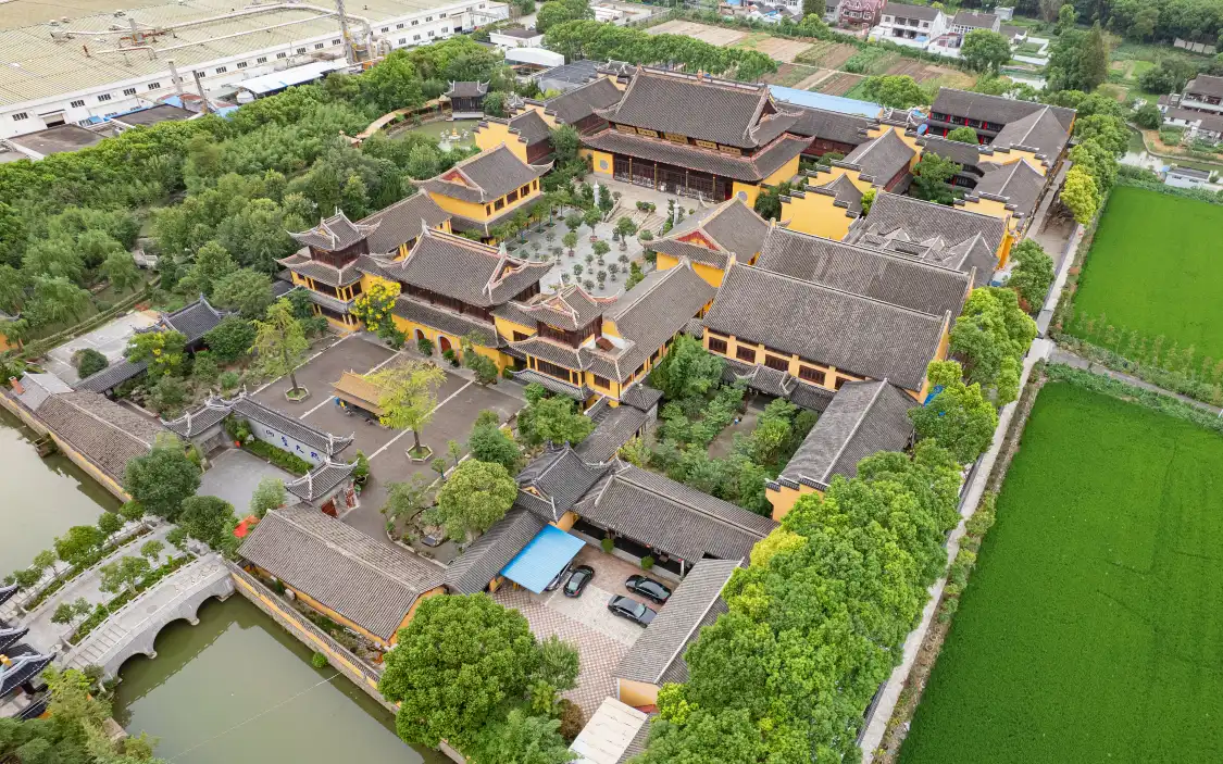 차오왕 사원 주변 호텔