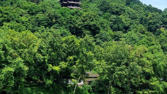 在都江堰水利工程左岸山上有一座雄伟壮观气派的建筑叫秦堰楼。1