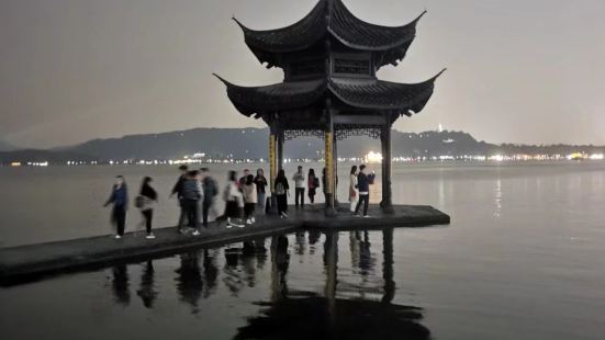 集贤亭，杭州西湖边上有名的建筑之一。只听这个名，就感觉是以前