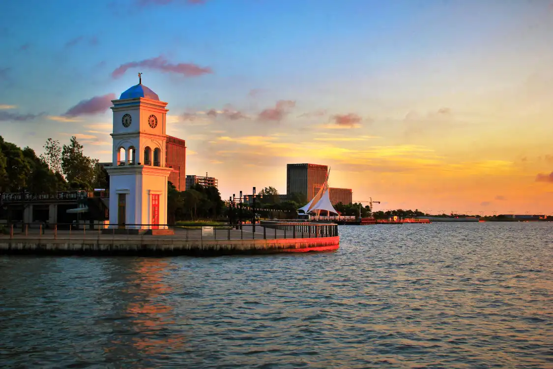 Hotels near Dishuihu No.1 Pier
