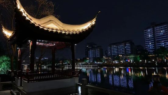 苏州的夜景挺漂亮的，五彩霓虹下古香古色的感觉。看着护城河的夜