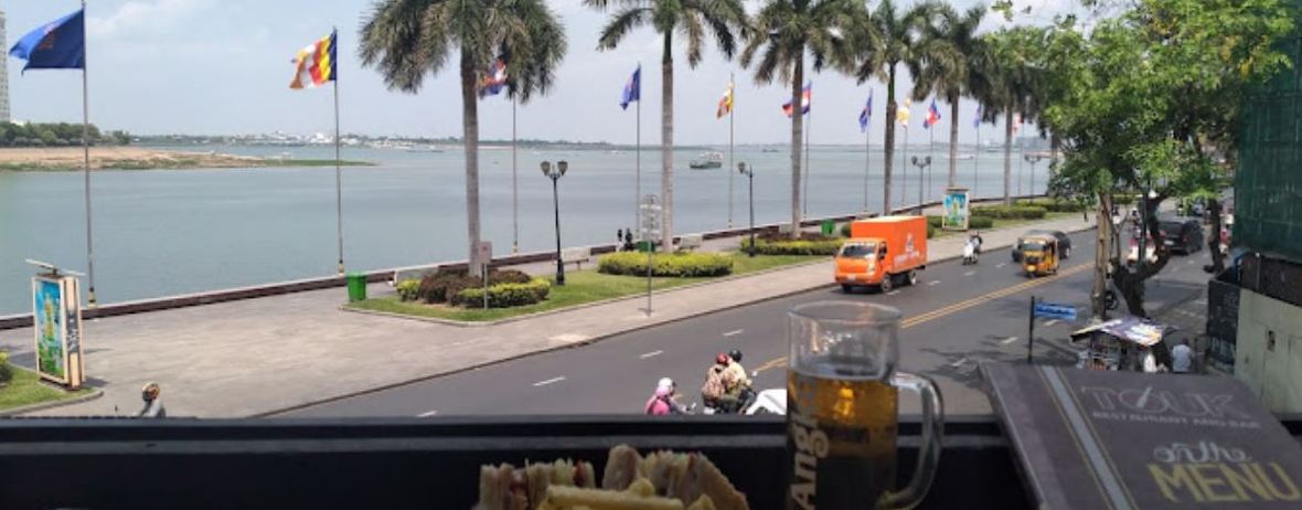 River Crown Restaurant & Pub