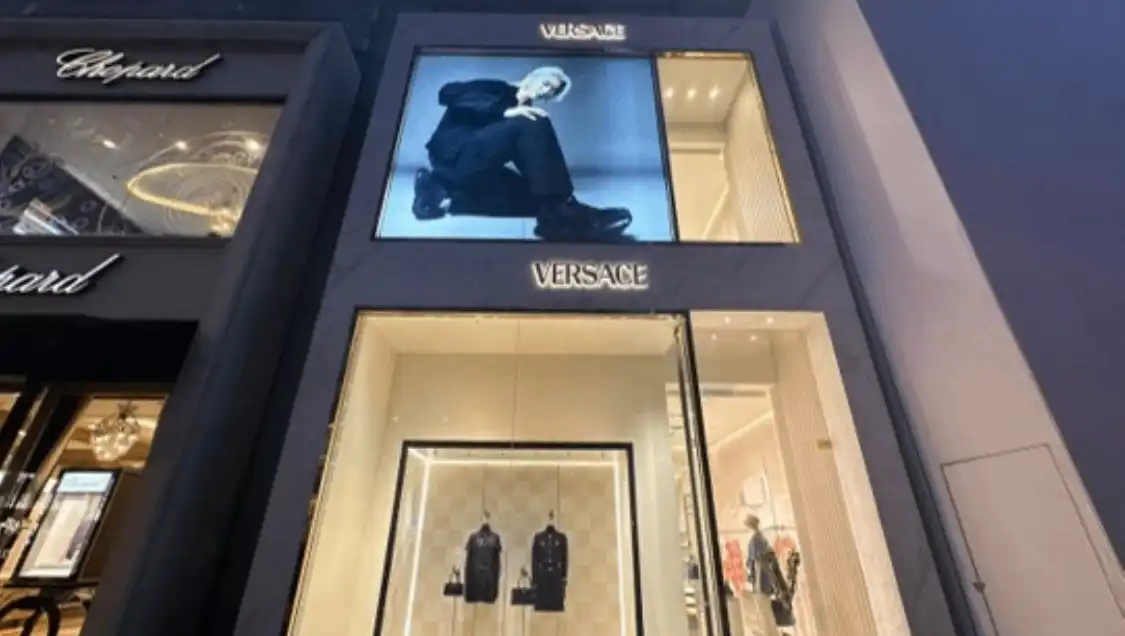 Versace（柏威年廣場店）附近的飯店