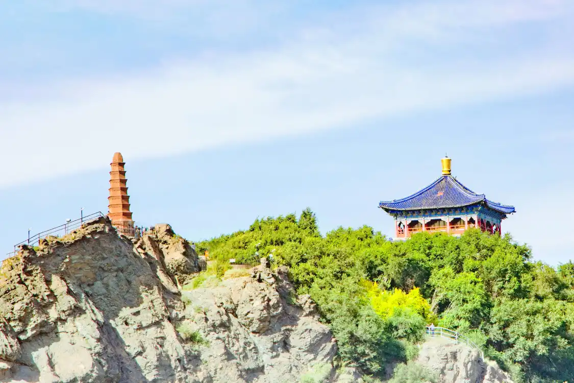 Отели рядом с достопримечательностью «Hongshan Pagoda»